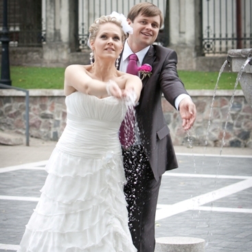 &Scaron;ilkinė vestuvinė suknelė 2011 metai