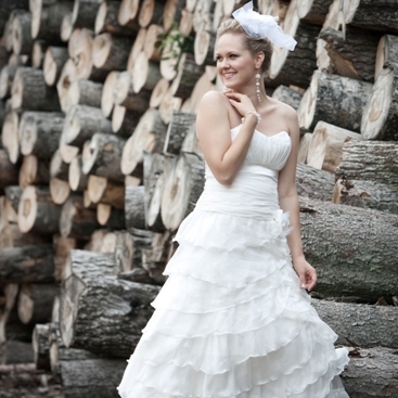 &Scaron;ilkinė vestuvinė suknelė 2011 metai
